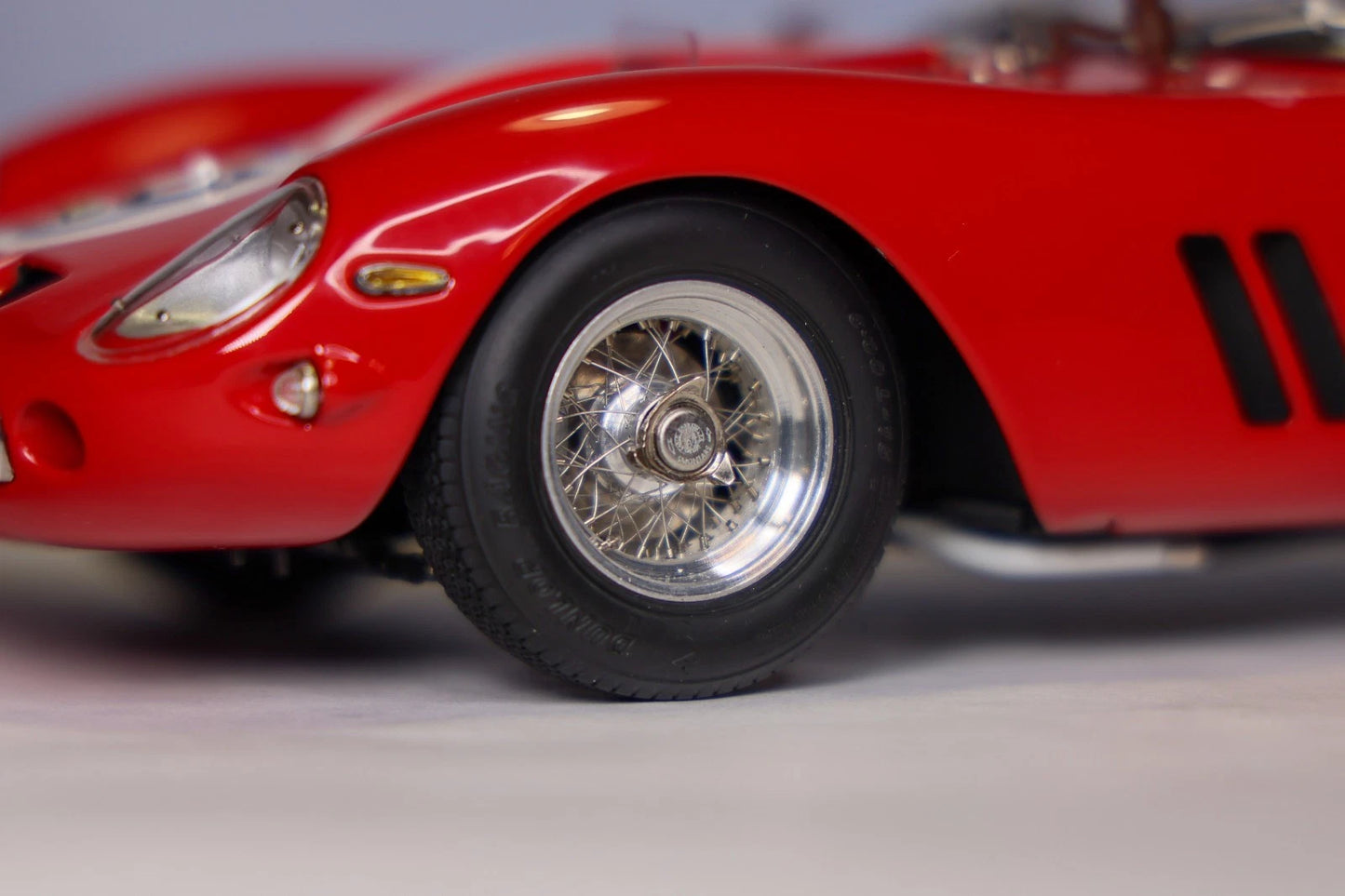 CMC 1:18 Ferrari 250 GTO – 24 Hours of France 1962 #19 – (Noblet / Guichet)