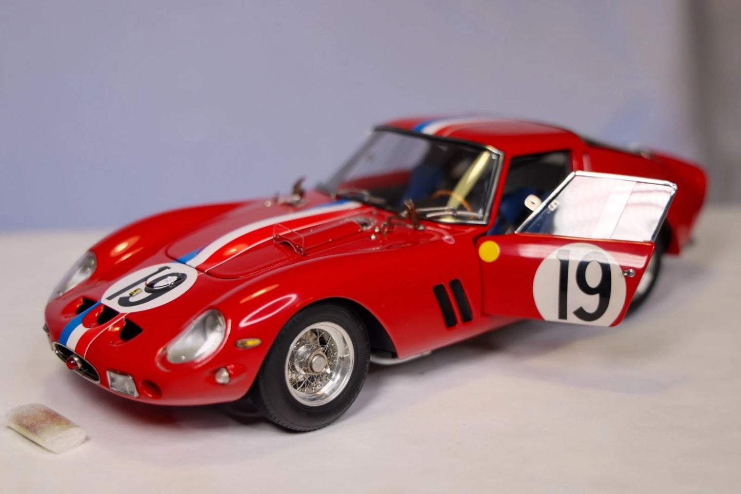 CMC 1:18 Ferrari 250 GTO – 24 Hours of France 1962 #19 – (Noblet / Guichet)